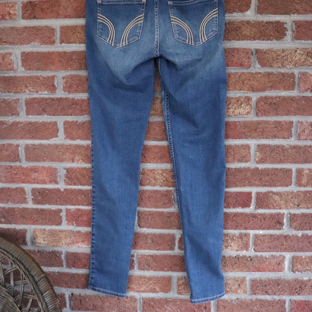 Hollister Women's Skinny Jeans in Medium Blue Denim - Picture 2 of 15